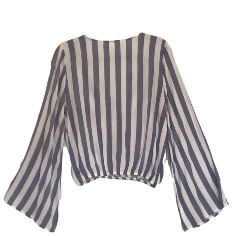 Sadie & Sage Bell Sleeve.? striped blouse size M - Picture 4 of 6